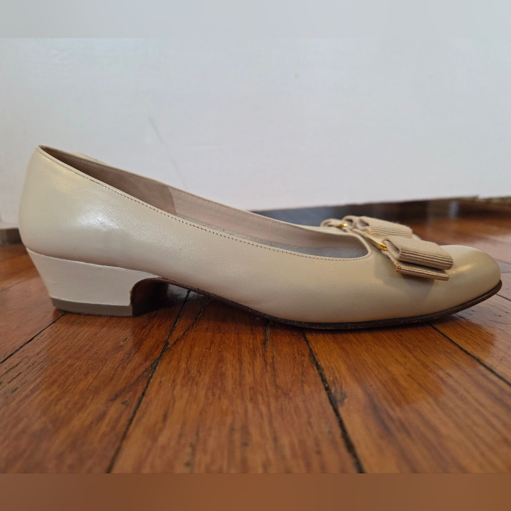 Salvatore Ferragamo Cream Varina Bow Leather Low Heel with Gold Hardware - Picture 6 of 9